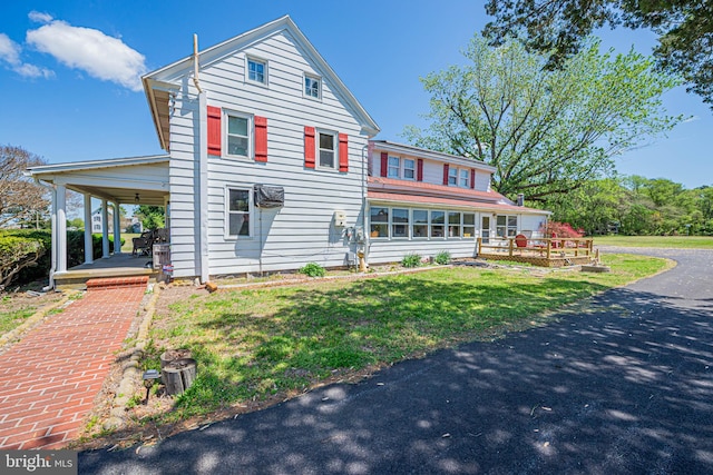 view of front facade with covered porch and a front lawn