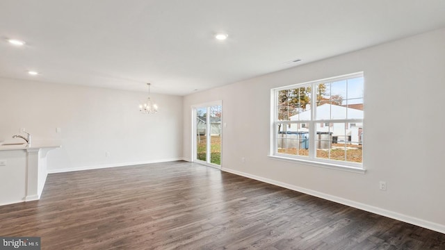 interior space with an inviting chandelier, recessed lighting, dark wood-style floors, and baseboards