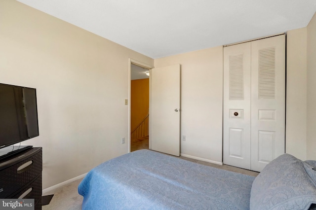 bedroom featuring carpet flooring, baseboards, and a closet