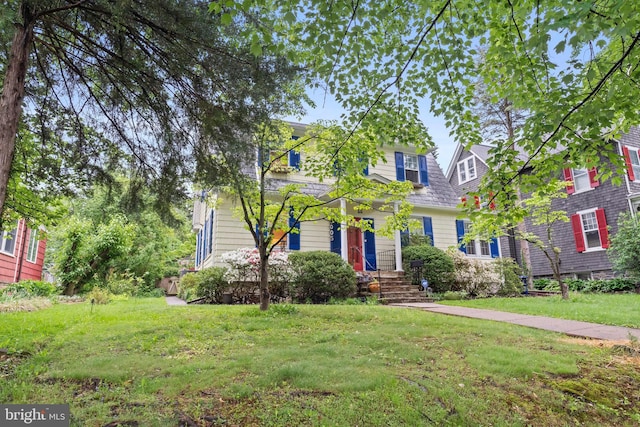 view of front of house with a front yard