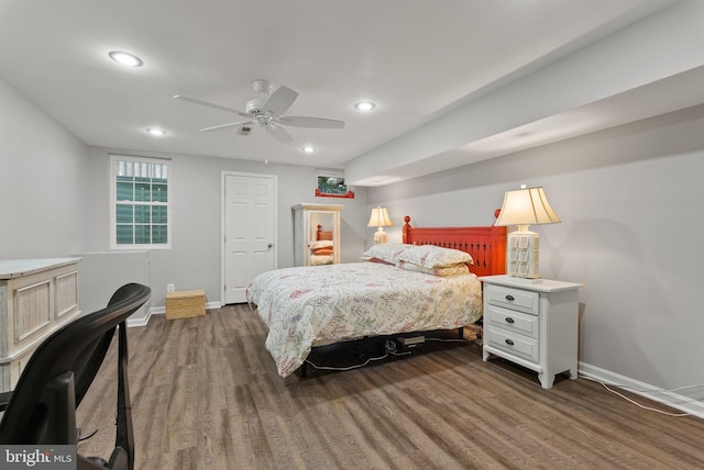 bedroom with recessed lighting, baseboards, dark wood-style floors, and a ceiling fan