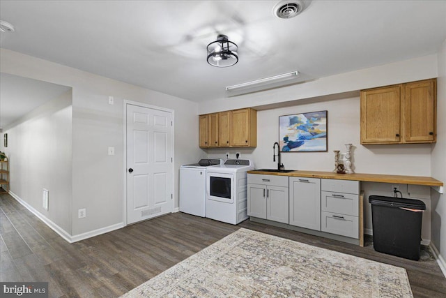 26101 Frederick Rd, Clarksburg, MD 20871 - kitchen featuring visible vents, a sink, dark wood finished floors, and washing machine and clothes dryer