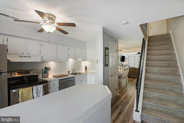 kitchen featuring stainless steel appliances, a ceiling fan, wood finished floors, under cabinet range hood, and visible vents