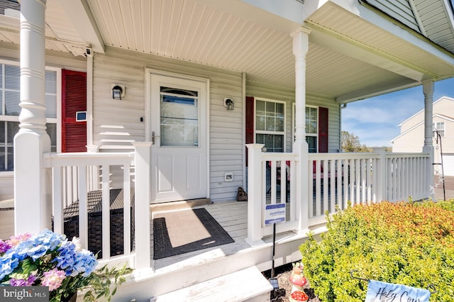 property entrance featuring a porch