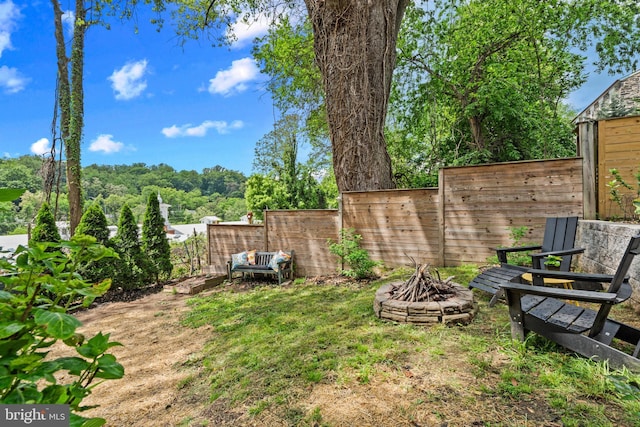 view of yard featuring fence and an outdoor fire pit