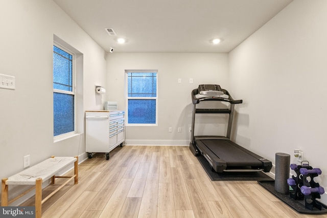 workout room with light wood-style floors, recessed lighting, baseboards, and visible vents