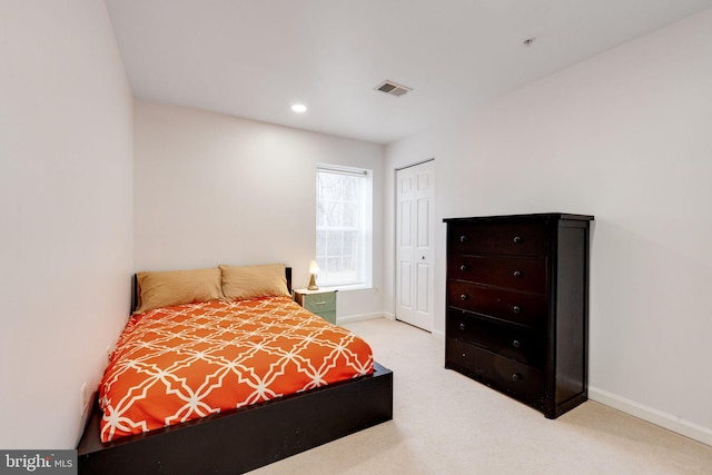 carpeted bedroom featuring recessed lighting, baseboards, visible vents, and a closet