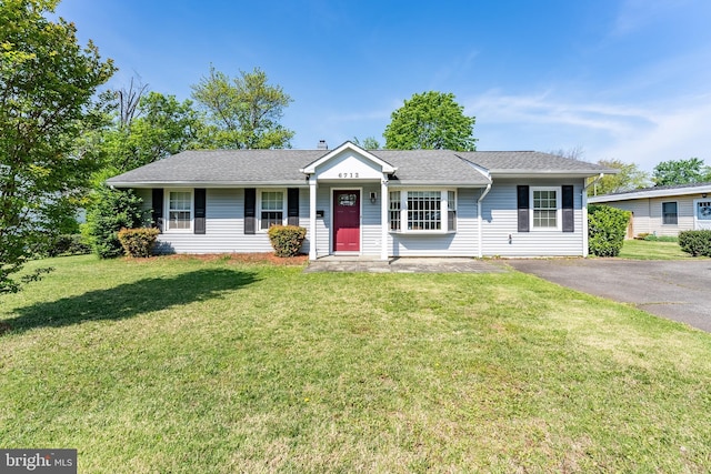 single story home featuring a front yard