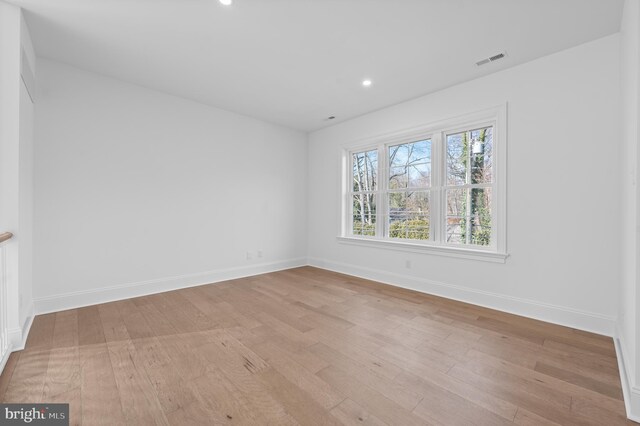 empty room featuring visible vents, recessed lighting, light wood finished floors, and baseboards