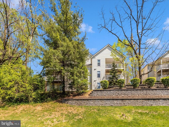 view of front of house featuring a front lawn