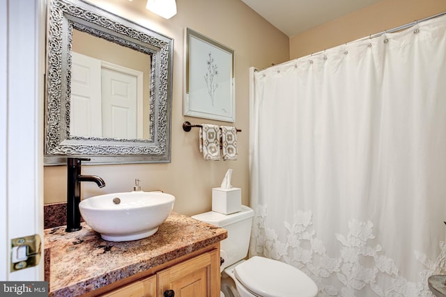 full bathroom with toilet, a shower with shower curtain, and vanity