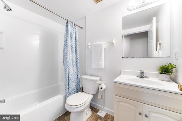 bathroom featuring baseboards, shower / bathtub combination with curtain, vanity, and toilet