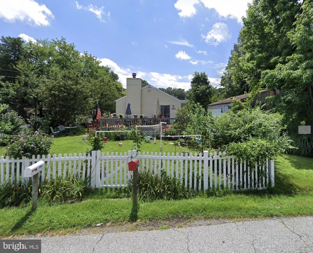 view of front facade featuring fence private yard and a front yard