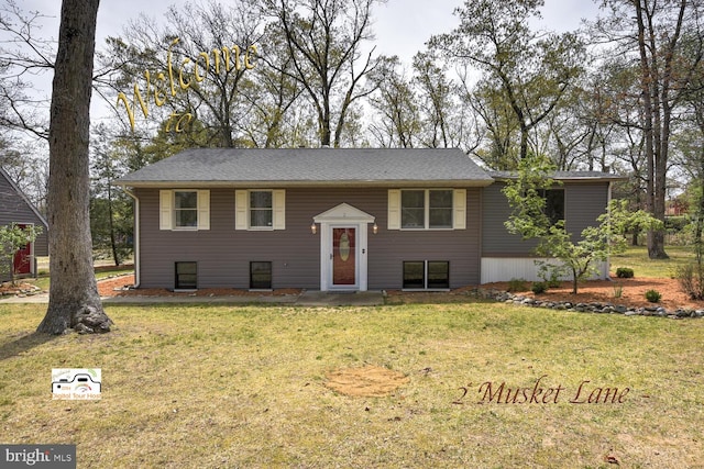 split foyer home with a front yard