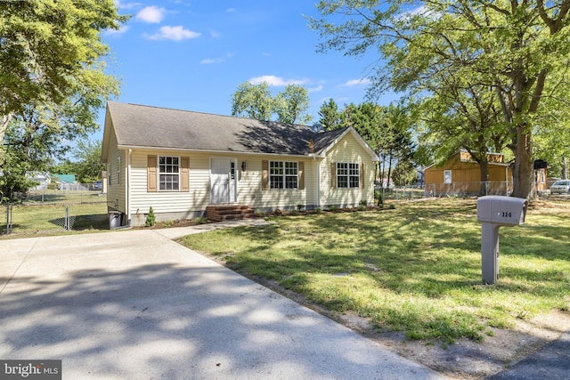 view of front of house featuring fence and a front yard