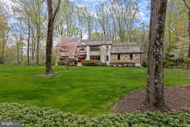 view of front facade with a front yard