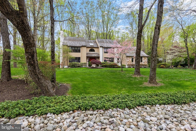 view of front of property featuring a front yard