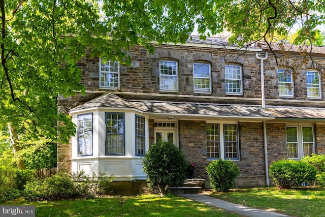 view of front facade featuring a front yard