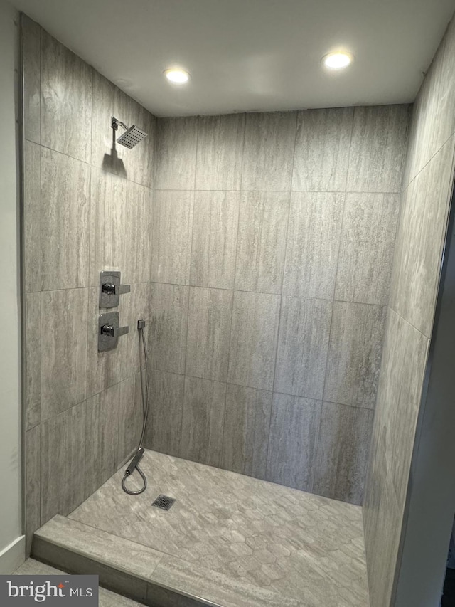 bathroom with recessed lighting and a tile shower