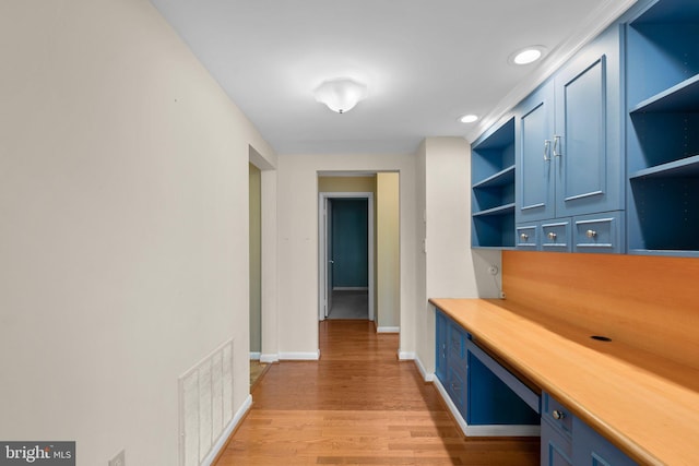 mudroom with built in desk, light wood-style floors, recessed lighting, baseboards, and visible vents