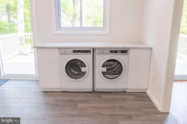 laundry room with plenty of natural light, light wood-style floors, and independent washer and dryer