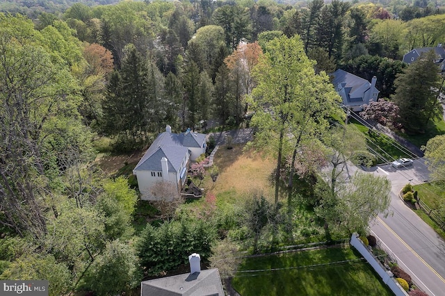 bird's eye view featuring a wooded view