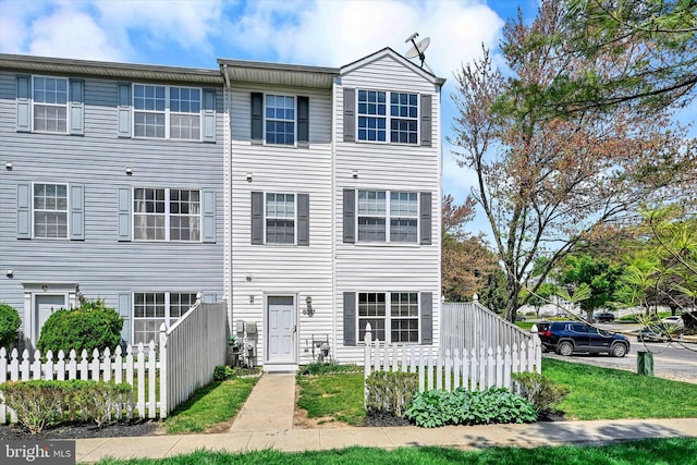 townhome / multi-family property featuring fence