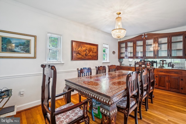 5506 39th Ave, Hyattsville, MD 20781 - dining space featuring a chandelier, crown molding, light wood-style floors, and baseboards