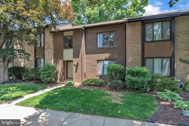 20003 Hob Hill Way, Gaithersburg, MD 20886 - view of property featuring brick siding and a front lawn