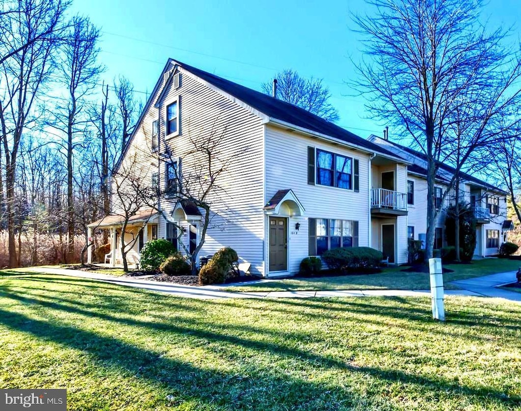 view of front of home featuring a front yard