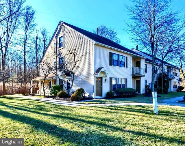 view of front of home featuring a front yard