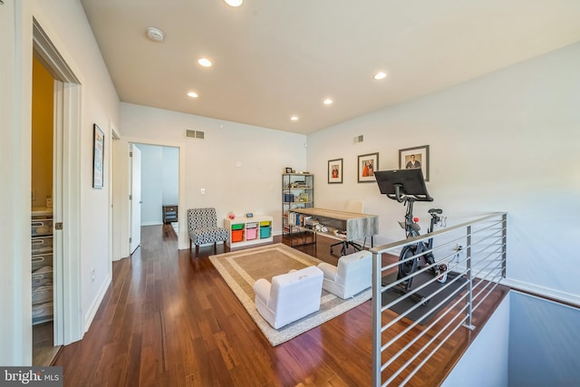 living area featuring baseboards, recessed lighting, wood finished floors, and visible vents