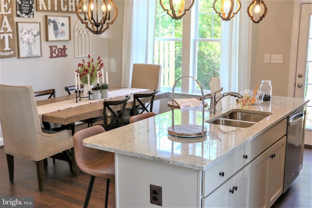 kitchen featuring a sink, hanging light fixtures, dark wood-style flooring, and a chandelier