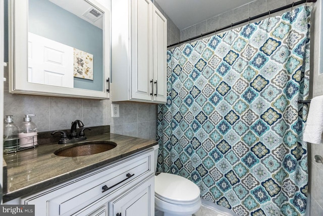 full bath featuring visible vents, tasteful backsplash, curtained shower, vanity, and toilet