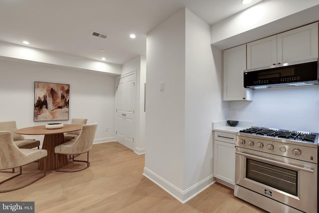 kitchen featuring visible vents, light countertops, baseboards, light wood-style floors, and stainless steel appliances