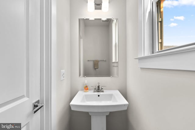 bathroom featuring a sink