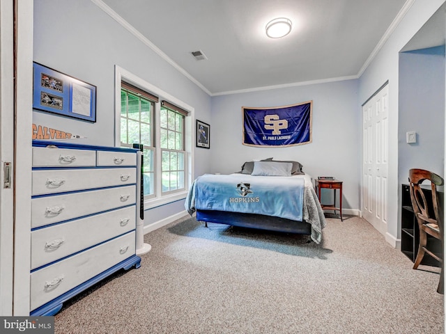 bedroom featuring carpet floors, ornamental molding, baseboards, and a closet