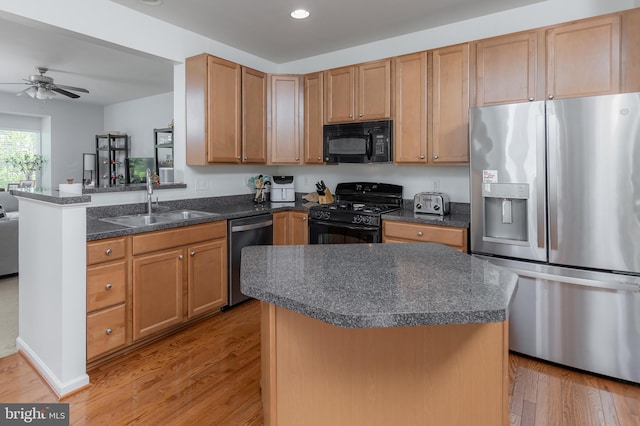 kitchen with light wood-style floors, ceiling fan, recessed lighting, a sink, and black appliances