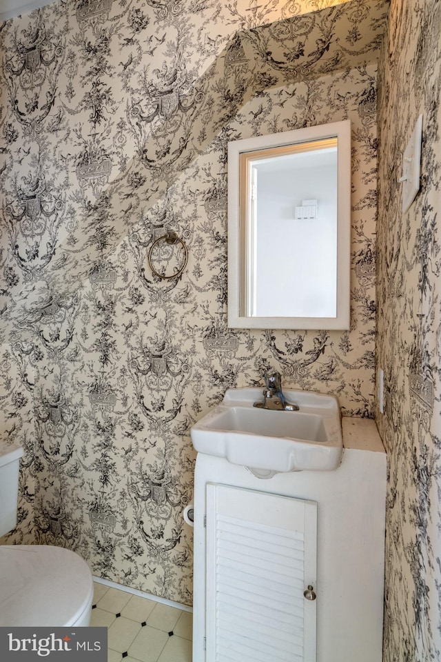 1114 Colonial Rd, Lancaster, PA 17603 - bathroom featuring toilet, baseboards, and vanity