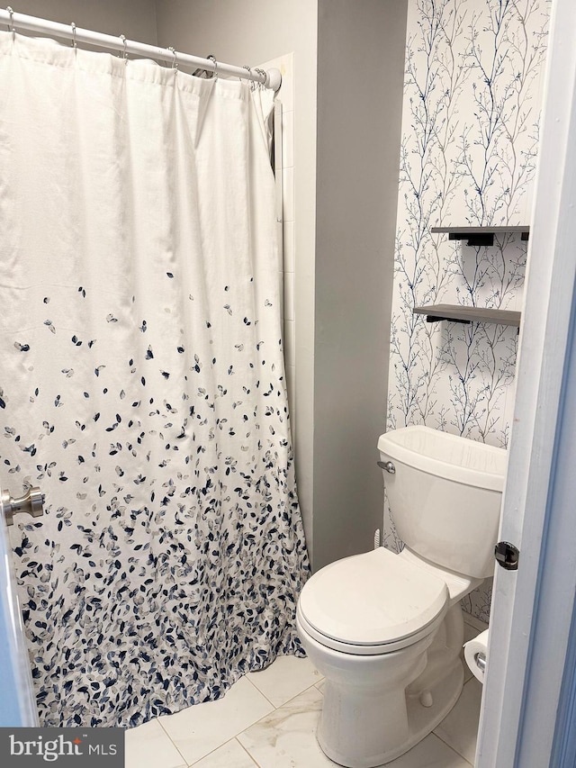 full bath with curtained shower and toilet