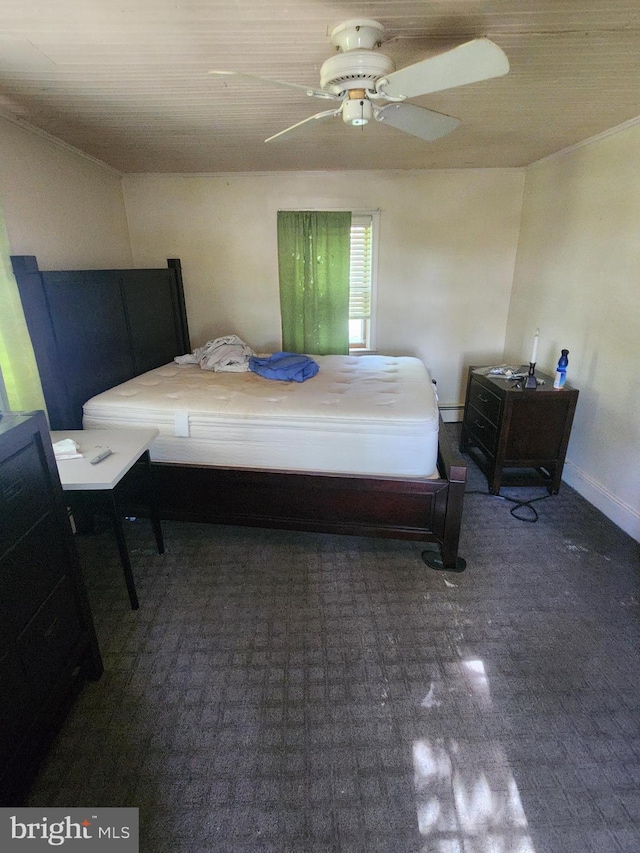 bedroom with baseboards and a ceiling fan