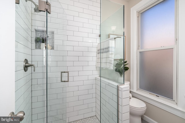 full bath featuring a shower stall and toilet