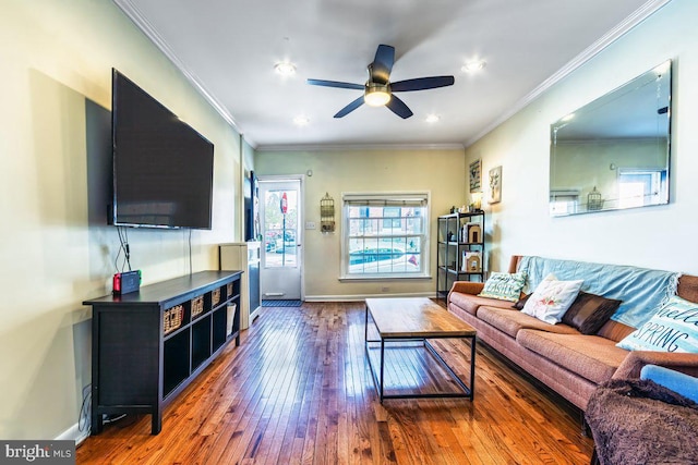 living area featuring recessed lighting, ceiling fan, baseboards, and hardwood / wood-style flooring