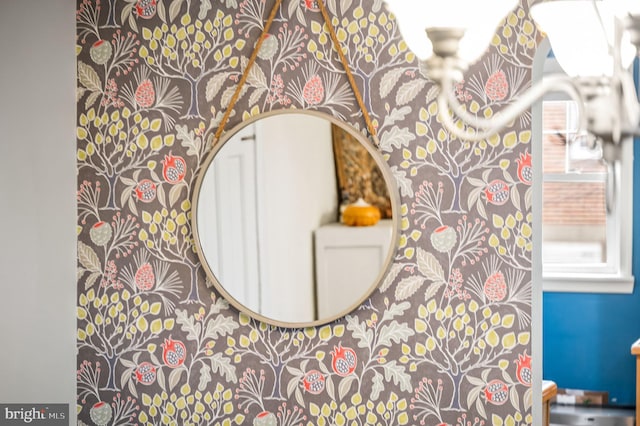 room details featuring wallpapered walls