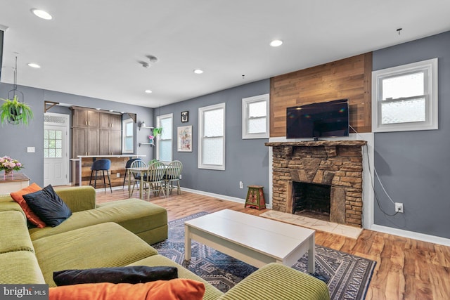 living room with baseboards, recessed lighting, and wood finished floors