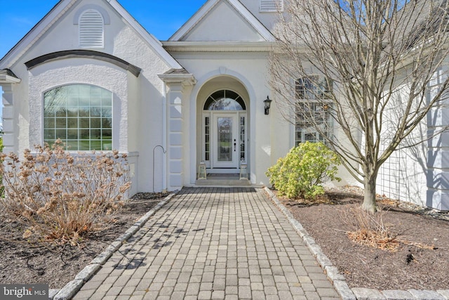 view of exterior entry featuring stucco siding