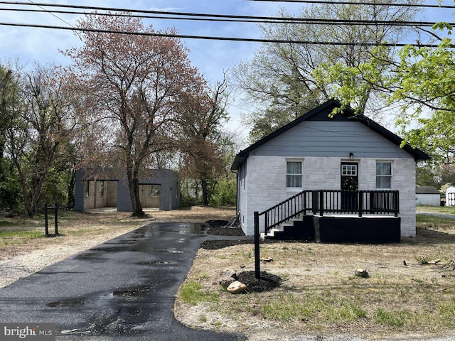 view of front of property featuring aphalt driveway
