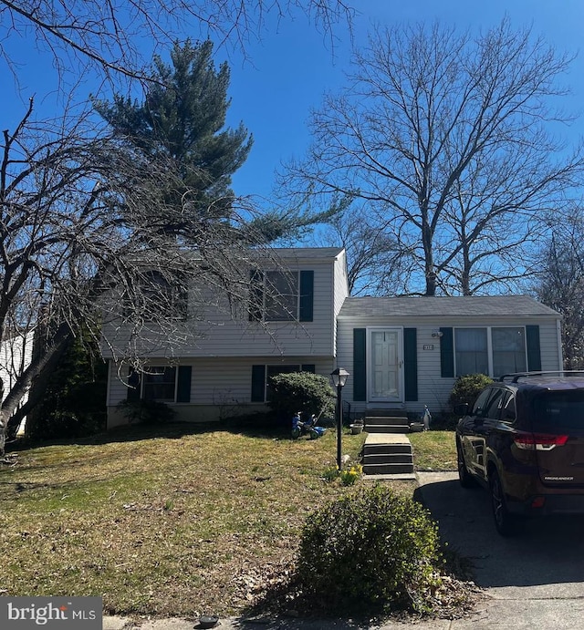 split level home featuring a front yard