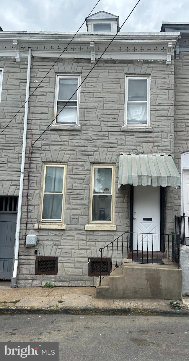 42 Orange St, Reading, PA 19602 - townhome / multi-family property with stone siding