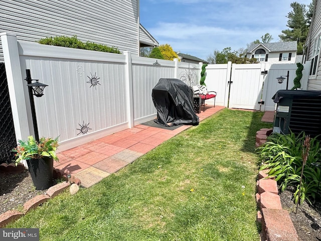 view of yard featuring fence, a gate, and cooling unit